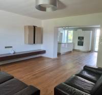 PREDAJ - 3 izbový dom v centre mesta, Nitra - Obývačka v rodinnom dome s kuchyňou a podlahou s dreveným dekorom.