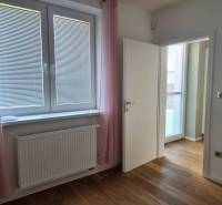 PREDAJ - 3 izbový dom v centre mesta, Nitra - Izba v rodinnom dome s podlahou s dreveným dekorom, oknom a závesmi.