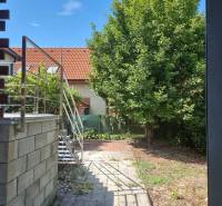 PREDAJ - 3 izbový dom v centre mesta, Nitra - Záhrada rodinného domu v Nitre s terasou, schodmi a zeleňou.