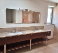 PREDAJ - 3 izbový dom v centre mesta, Nitra - Rodinný dom s dvoma umývadlami, zrkadlom, oknom a podlahou s dreveným dekorom.