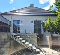 PREDAJ - 3 izbový dom v centre mesta, Nitra - Rodinný dom v Nitre s exteriérovým schodiskom, upravenou záhradou a modernou strechou.