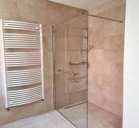 PREDAJ - 3 izbový dom v centre mesta, Nitra - Sprchový kút a radiátor v kúpeľni rodinného domu s keramickým obkladom.