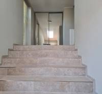 PREDAJ - 3 izbový dom v centre mesta, Nitra - Schodisko s kamennými dlaždicami vedie do interiéru rodinného domu.