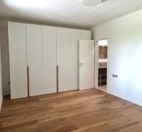 PREDAJ - 3 izbový dom v centre mesta, Nitra - Spálňa v rodinnom dome s bielymi skriňami a podlahou s dreveným dekorom.