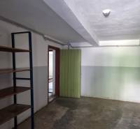 PREDAJ - 3 izbový dom v centre mesta, Nitra - Jedna z miestností v rodinnom dome s policami a zelenými dverami.