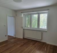 PREDAJ - 3 izbový dom v centre mesta, Nitra - Izba v rodinnom dome s podlahou s dreveným dekorom a veľkým oknom.