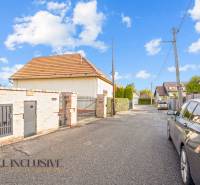 NA PREDAJ 5+2 IZBOVÝ RD PRI KÚPALISKU, DUNAJSKÁ STREDA - Rodinný dom na Kúpeľnej ulici v Dunajskej Strede obklopený autami a oplotením.