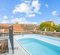 NA PREDAJ 5+2 IZBOVÝ RD PRI KÚPALISKU, DUNAJSKÁ STREDA - Bazén a kamenný plot pri rodinnom dome na Kúpeľnej ulici v Dunajskej Strede.