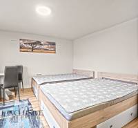 NA PREDAJ 5+2 IZBOVÝ RD PRI KÚPALISKU, DUNAJSKÁ STREDA - Spálňa v rodinnom dome s dvomi posteľami, skriňou a podlahou s dreveným dekorom.