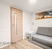 NA PREDAJ 5+2 IZBOVÝ RD PRI KÚPALISKU, DUNAJSKÁ STREDA - Obývacia izba v rodinnom dome s pohovkou, stolíkom a podlahou s dreveným dekorom.