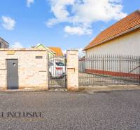 NA PREDAJ 5+2 IZBOVÝ RD PRI KÚPALISKU, DUNAJSKÁ STREDA - Rodinný dom na Kúpeľnej ulici v Dunajskej Strede s bránou a dláždeným dvorom.