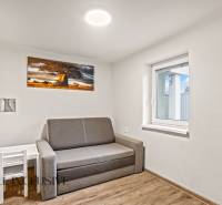 NA PREDAJ 5+2 IZBOVÝ RD PRI KÚPALISKU, DUNAJSKÁ STREDA - Izba rodinného domu s pohovkou, obrazom stromu a podlahou s dreveným dekorom.