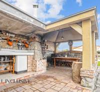 NA PREDAJ 5+2 IZBOVÝ RD PRI KÚPALISKU, DUNAJSKÁ STREDA - Exteriér rodinného domu na Kúpeľnej ulici v Dunajskej Strede, vonkajšia kuchyňa s posedením.