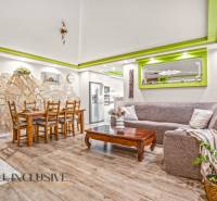 NA PREDAJ 5+2 IZBOVÝ RD PRI KÚPALISKU, DUNAJSKÁ STREDA - Obývacia izba v rodinnom dome s kamennou stenou a podlahou s dreveným dekorom.