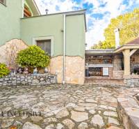 NA PREDAJ 5+2 IZBOVÝ RD PRI KÚPALISKU, DUNAJSKÁ STREDA - Rodinný dom na Kúpeľnej ulici v Dunajskej Strede s kamennou dlažbou a záhradnou kuchyňou.