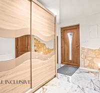 NA PREDAJ 5+2 IZBOVÝ RD PRI KÚPALISKU, DUNAJSKÁ STREDA - Vstupná hala v rodinnom dome s posuvnou skriňou a dverami v drevenom dekore.