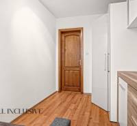 NA PREDAJ 5+2 IZBOVÝ RD PRI KÚPALISKU, DUNAJSKÁ STREDA - Interiér rodinného domu s podlahou s dreveným dekorom a drevenými dverami.