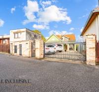 NA PREDAJ 5+2 IZBOVÝ RD PRI KÚPALISKU, DUNAJSKÁ STREDA - Rodinný dom na Kúpeľnej ulici v Dunajskej Strede s bránou a príjazdovou dráhou.