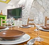 NA PREDAJ 5+2 IZBOVÝ RD PRI KÚPALISKU, DUNAJSKÁ STREDA - Prestretý jedálenský stôl v rodinnom dome s podlahou s dreveným dekorom a kamennou stenou.