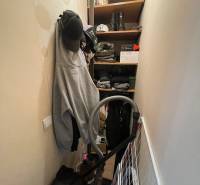 MH279-Na predaj 1 izbový byt v oblúbenej lokalite Komárna! - Úložný priestor so šatstvom, čiapkami, topánkami a vysávačom v 1-izbovom byte.