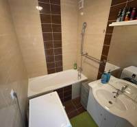 MH279-Na predaj 1 izbový byt v oblúbenej lokalite Komárna! - Kúpeľňa v 1-izbovom byte s vaňou, práčkou a umývadlom, doplnená poličkou.