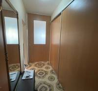 MH279-Na predaj 1 izbový byt v oblúbenej lokalite Komárna! - V predsieni 1-izbového bytu je zrkadlo, šatník a vzorovaná dlažba.