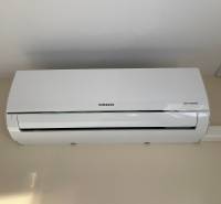 MH279-Na predaj 1 izbový byt v oblúbenej lokalite Komárna! - Klimatizácia na stene je súčasťou vybavenia 1-izbového bytu.