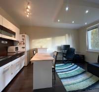 MH279-Na predaj 1 izbový byt v oblúbenej lokalite Komárna! - Kuchyňa v 1-izbovom byte s podlahou s dreveným dekorom a pracovným kútom.