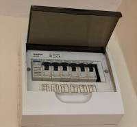 MH279-Na predaj 1 izbový byt v oblúbenej lokalite Komárna! - Elektrický rozvádzač s otvoreným krytom a označenými ističmi v 1-izbovom byte.