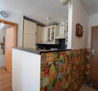 Na predaj útulný 2 izbový byt so zahradkou Svätý Jur 165.000,- Eur - Kuchyňa v 2-izbovom byte s farebnými mozaikami a podlahou s dreveným dekorom.