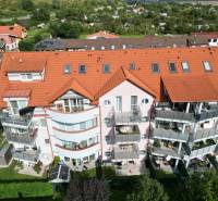 Na predaj útulný 2 izbový byt so zahradkou Svätý Jur 165.000,- Eur - Bytový dom s balkónmi na Pannónskej ulici, Svätý Jur, ponúkajúci 2-izbový byt.