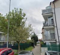 Na predaj útulný 2 izbový byt so zahradkou Svätý Jur 165.000,- Eur - Ulica Pannónska v Svätom Jure so stromami a bytovými domami.