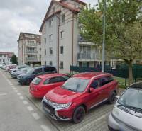 Na predaj útulný 2 izbový byt so zahradkou Svätý Jur 165.000,- Eur - Parkovanie na Pannónskej v Svätom Jure, pred obytným domom s balkónmi.