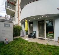 Na predaj útulný 2 izbový byt so zahradkou Svätý Jur 165.000,- Eur - Záhradka pri 2-izbovom byte na Pannónskej ulici v Svätom Jure so záhradným posedením.