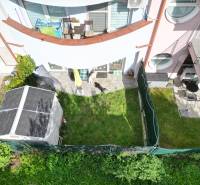 Na predaj útulný 2 izbový byt so zahradkou Svätý Jur 165.000,- Eur - Dvor pri 2-izbovom byte na Pannónskej ulici v Svätom Jure s trávnikom a terasou.