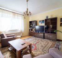 Na predaj rodinný dom s rozľahlým pozemkom 1788m2 MODRA - Obývacia izba v rodinnom dome s pohovkou, konferenčným stolíkom, skrinkami a televízorom.