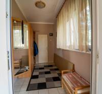 Na predaj rodinný dom s rozľahlým pozemkom 1788m2 MODRA - Vstupná hala rodinného domu s kobercami, závesmi a skrinkou s vešaním.