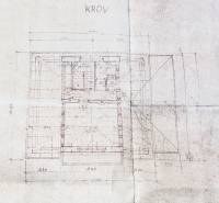 Na predaj rodinný dom s rozľahlým pozemkom 1788m2 MODRA - Náčrt krovu rodinného domu s podrobnými rozmermi a usporiadaním miestností.