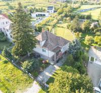 Na predaj rodinný dom s rozľahlým pozemkom 1788m2 MODRA - Rodinný dom na Podhorskej v Modre obklopený záhradou a stromami.