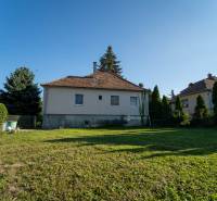 Na predaj rodinný dom s rozľahlým pozemkom 1788m2 MODRA - Rodinný dom na Podhorskej ulici v Modre s trávnatou záhradou a stromami.