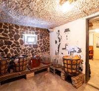 Na predaj rodinný dom s rozľahlým pozemkom 1788m2 MODRA - Kamenná pivnica s demižónmi a dekoratívnou maľbou v rodinnom dome.