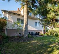 Na predaj rodinný dom s rozľahlým pozemkom 1788m2 MODRA - Rodinný dom na Podhorskej ulici v Modre s terasou a záhradou obklopenou zeleňou.