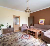 Na predaj rodinný dom s rozľahlým pozemkom 1788m2 MODRA - Obývačka v rodinnom dome s kobercovým vzorom, sedacou súpravou a svietidlom.