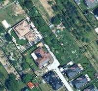 Pozemok vhodný na radovú výstavbu Chorvátsky Grob 1.044m2 - Letecký pohľad na parceláciu a výstavbu v Chorvátskom Grobe na ulici Pod vinicami.