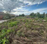 Pozemok vhodný na radovú výstavbu Chorvátsky Grob 1.044m2 - Pozemok na bývanie v Chorvátskom Grobe na ulici Pod vinicami, zarastený trávou.