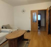 Rezervovany!!! Predaj: 3-izbový byt Čadca - Okružná, - Obývacia izba s podlahou s dreveným dekorom, stolíkom a dvoma pohovkami, 3-izbový byt.