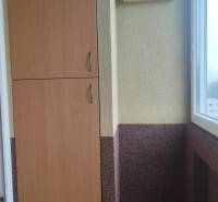 Rezervovany!!! Predaj: 3-izbový byt Čadca - Okružná, - Lodžia v 3-izbovom byte so skrinkou a dlažbou, Čadca, Okružná ulica.