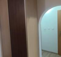 Rezervovany!!! Predaj: 3-izbový byt Čadca - Okružná, - Vstavaná skriňa a podlaha s dreveným dekorom v 3-izbovom byte.