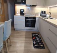 Rezervovany!!! Predaj: 3-izbový byt Čadca - Okružná, - Kuchyňa s podlahou s dreveným dekorom v 3-izbovom byte, s moderným vybavením a dekorom.