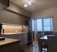 Rezervovany!!! Predaj: 3-izbový byt Čadca - Okružná, - Kuchyňa s podlahou s dreveným dekorom a jedálenským stolom v 3-izbovom byte.